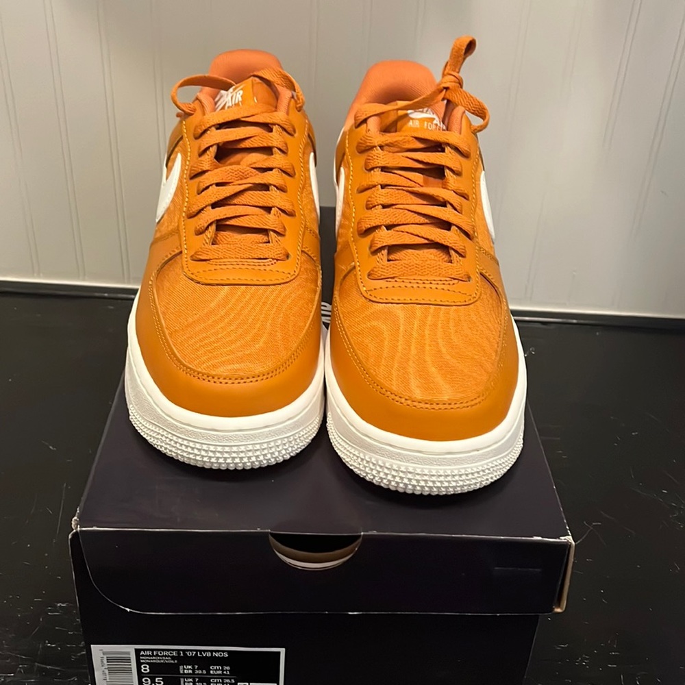 Brand new monarch color Air Force 1 ‘07 LV8 NOS
